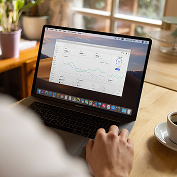 专业幻龙玩家【Momoyih】顶级身材御姐女神，饱满的肥臀乘骑超大号幻龙，垂涎欲滴白嫩小穴超诱人！